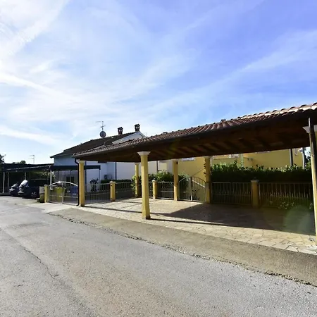 House Anna For Max 13 Persons In Porec, Pet Friendly Vendégház