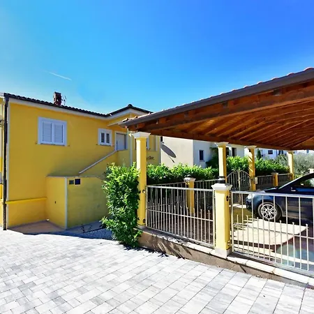 House Anna For Max 13 Persons In Porec, Pet Friendly 4*