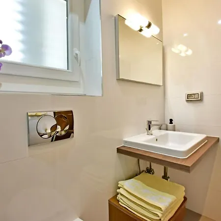 House Anna For Max 13 Persons In Porec, Pet Friendly 게스트하우스 4*