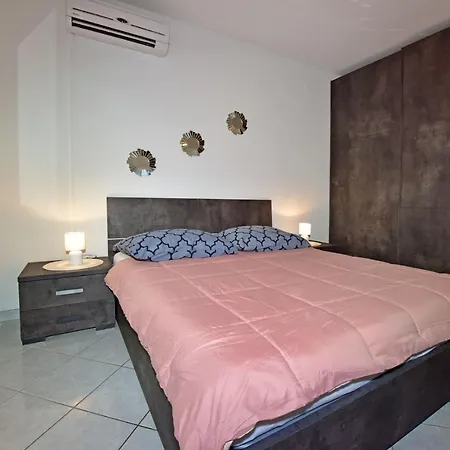 House Anna For Max 13 Persons In Porec, Pet Friendly Penzion