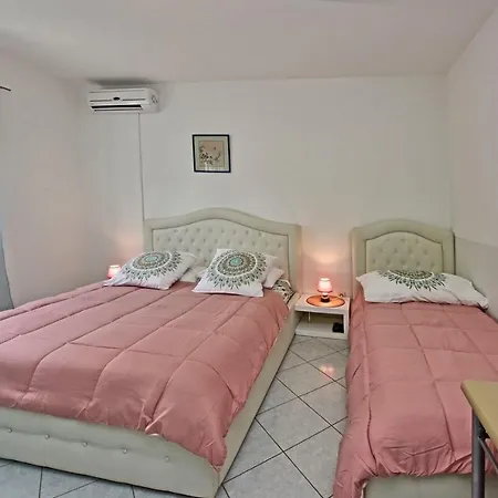 House Anna For Max 13 Persons In Porec, Pet Friendly Penzion