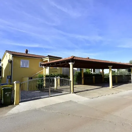 House Anna For Max 13 Persons In Porec, Pet Friendly Gasthof 4*