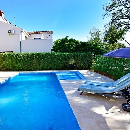 House Anna For Max 13 Persons In Porec, Pet Friendly Gasthof 4*