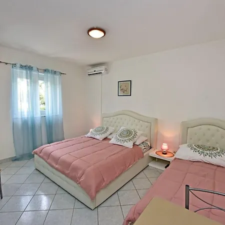 House Anna For Max 13 Persons In Porec, Pet Friendly 4* Poreč
